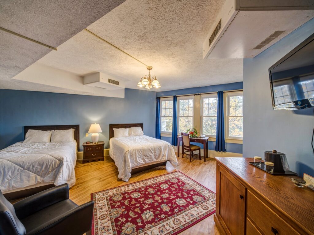 Queen Double Room within the Main Inn Shawnee Resort Pennsylvania
